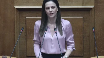 Εμφύλιος στην Αριστερά για τις αμυντικές δαπάνες: η Αχτσιόγλου επιτίθεται στον διχασμένο ΣΥΡΙΖΑ