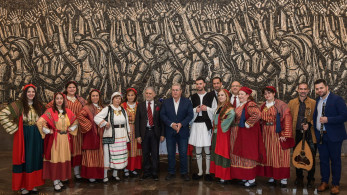 Η Παναρκαδική Ομοσπονδία Ελλάδας είπε τα κάλαντα στον Κουτσούμπα: «Καούρ εκάνατε καμπζιά»