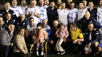 Φιλανθρωπικός αγώνας ποδοσφαίρου: οι πολιτικοί έβαλαν αθλητικά για τη μικρή Άννα