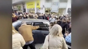 Χαλάνδρι: προπηλάκισαν οδηγό που είχε παρκάρει στη μέση του δρόμου