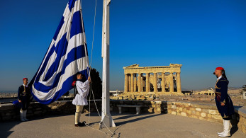 Επέτειος απελευθέρωσης της Αθήνας: έπαρση της ελληνικής σημαίας στον ιερό βράχο της Ακρόπολης (video)
