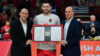 Ολυμπιακός: Γιώργος και Παναγιώτης Αγγελόπουλος βράβευσαν τον ρέκορντμαν Κώστα Παπανικολάου