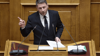Ο αρχηγός της αξιωματικής αντιπολίτευσης υπονομεύει τη Δημοκρατία