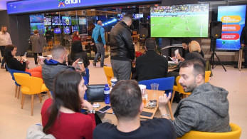 Η καλύτερη θέση για τα ποδοσφαιρικά ντέρμπι βρίσκεται σε ένα κατάστημα ΟΠΑΠ - Πάμε Στοίχημα football party by Gazzetta