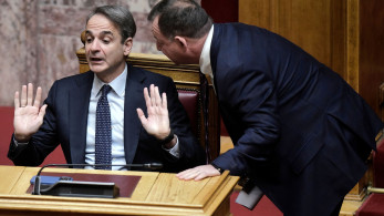 Βουλή: η αντίδραση του πρωθυπουργού στην προσέγγιση Γιόγιακα (φωτό)