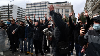 Τέμπη: Συγκινούν μαθητές που επιχειρούν να φτάσουν στο Σύνταγμα με τα χέρια ψηλά (βίντεο)