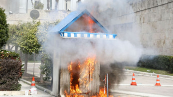 Επεισόδια στο Σύνταγμα: οι Εύζωνες βρήκαν καταφύγιο στη Βουλή (βίντεο)
