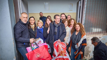 Είδη ρουχισμού και παιχνίδια προσέφερε ο Δήμος Πειραιά στους πρόσφυγες του Σχιστού