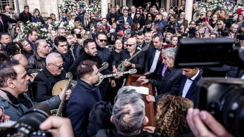 Πλήθος κόσμου αποχαιρέτισε τον Μανώλη Λιδάκη: στο Ηράκλειο Κρήτης η κηδεία