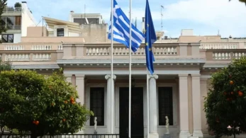 «Κοινωνικό πακέτο» από υπερπλεόνασμα-ρεκόρ: Ποιοι κερδίζουν και τι αλλάζει σε φόρους και επιδόματα (video)