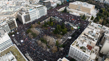 Τέμπη: «λαοθάλασσα» στις πλατείες - Αντιεξουσιαστές και χουλιγκάνοι αμαύρωσαν τις συγκεντρώσεις