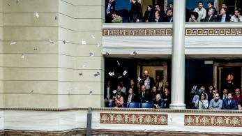 Τρικάκια πέταξαν μέλη της Νέας Αριστεράς κατά την έναρξη της ομιλίας του Κυριάκου Μητσοτάκη