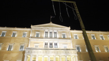 Στήνονται ξανά σκηνικά που θυμίζουν τις «πάνω και κάτω πλατείες» του 2011