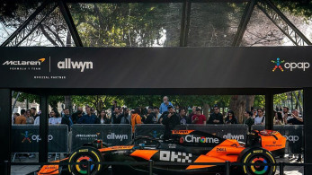 Απόλυτη εμπειρία Formula 1 στην Αθήνα: Κοσμοσυρροή σε OPAP Arena και Σύνταγμα για το μονοθέσιο της McLaren (photos)