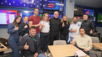 «Γαλανόλευκο» πάρτι στα καταστήματα ΟΠΑΠ με τους Αντώνη Νικοπολίδη και Φανή Χαλκιά