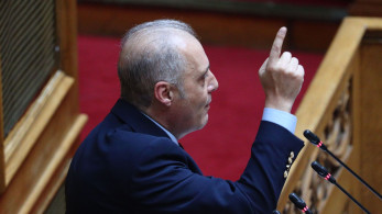 Καλά, δεν είδαν τα… μυγάκια του Βελόπουλου