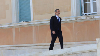 Ο πρωθυπουργός υποκλίθηκε στα ονόματα των θυμάτων των Τεμπών μπροστά στη Βουλή (vid)