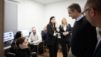 Κοζάνη: η αγκαλιά της μάνας στον Κυριάκο Μητσοτάκη