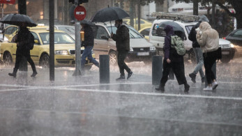 Καιρός: βροχές και καταιγίδες μέχρι το μεσημέρι - Πτώση της θερμοκρασίας