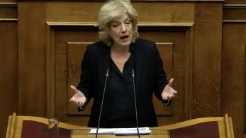 Ο Τσίπρας επιστρέφει, αλλά η Αναγνωστοπούλου του επιτίθεται: άθλια η διαχείριση της ήττας του ΣΥΡΙΖΑ