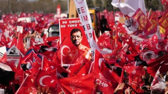 Μαζικές διαδηλώσεις υπέρ Ιμάμογλου: «Η ελπίδα δεν χάνεται, το έθνος θα νικήσει -  Ευχαριστώ, Κωνσταντινούπολη» (video)