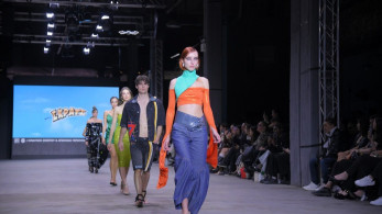 Haute couture και ΣΚΡΑΤΣ στην ίδια πασαρέλα: Ανερχόμενοι σχεδιαστές  στα New Designers Awards (video)