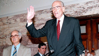 Ανδρέας Παπανδρέου: στο «σφυρί» η θρυλική Mercedes-Benz 280 SE του 1981 - η ιστορία της (video)