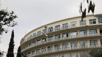 Πώς ακρωτηριάστηκε από κροτίδα ο μουσικός Άρης Μουγκοπέτρος: χειρουργήθηκε στο ΚΑΤ