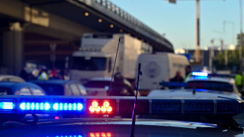 Κλειστή η Λεωφόρος Αθηνών λόγω ανατροπής νταλίκας  - Τραυματίστηκε ο οδηγός