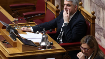 Ο Κωνσταντινόπουλος συνεχίζει ακάθεκτος τις επιθέσεις στον Ανδρουλάκη