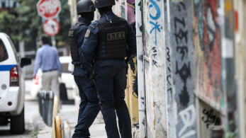 Εξάρχεια: μεγάλη επιχείρηση της ΕΛΑΣ σε υπό κατάληψη κτήριο