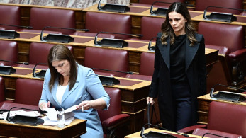 Η Αριστερά «χορεύει» στους ρυθμούς της... Ζωής ενώ εκείνη συνομιλεί με τον εαυτό της