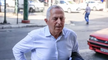 Ο Αποστολάκης δεν ξέρει πού να πάει για να επανεκλεγεί: δηλώνει ότι είναι με όλους αλλά... και με κανέναν