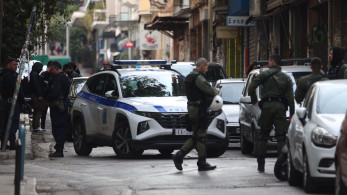 Εξάρχεια: αστυνομική επιχείρηση σε υπό κατάληψη κτήριο στον λόφο του Στρέφη  - Προσήχθησαν έξι άτομα (photos & video)
