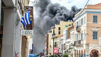 Πάτρα: η στιγμή που ξεσπά η φωτιά σε κατάστημα - Βίντεο ντοκουμέντο με έντρομους μαθητές