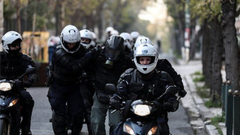 Ειδικοί φρουροί καταγγέλλουν αστυνομικό ότι απέτρεψε σύλληψη κουκουλοφόρου στα χθεσινά επεισόδια