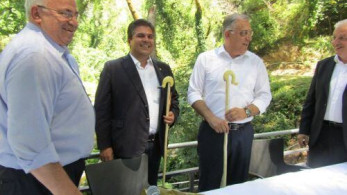 Ο Θεοδωρικάκος με… γκλίτσα  Μετσοβίτικη!