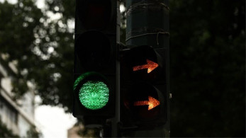 Τρίκαλα: Τον έδειρε και τον ψέκασε επειδή δεν… ξεκίνησε στο πράσινο!