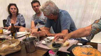 Τσίπρας και Μπέτυ στο Κουφονήσι: Χαλαρές στιγμές με… τσίπουρα και φαγητό