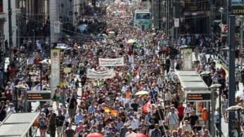 Διαδηλώσεις στο Βερολίνο κατά των μέτρων προστασίας από τον κορωνοϊο