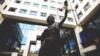 Ποιος απαξιώνει τους θεσμούς και γιατί