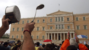 Η κοινωνία αναζητεί λύσεις, όχι παραστάσεις
