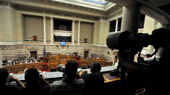 Έσχατος λαϊκισμός: χέρι-χέρι Πλεύση, Λύση, Νίκη και Κασσελάκης υπέγραψαν πρόταση για προανακριτική