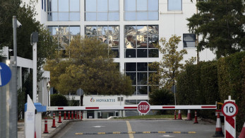 Σκευωρία Novartis: κουκουλοφόροι με τακτική τις… καθυστερήσεις