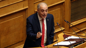 Κάθε μέρα κι ένας ρόλος: ο Βελόπουλος σκηνοθετεί την αντιπολίτευση