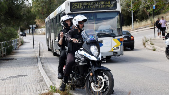 Πολυτεχνειούπολη: κουκουλοφόροι  χτυπούν νεαρό πεσμένο στο έδαφος (video)