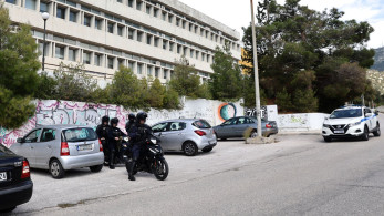 Η κυρία του κυλικείου: μόνη με πρόσωπο απέναντι στους τραμπούκους