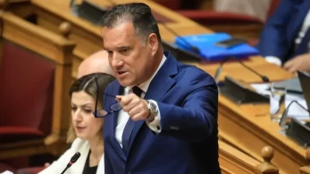 Ο Άδωνις προσφεύγει στη Δικαιοσύνη κατά της Ακρίτα για την Ομάδα Αλήθειας