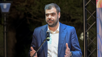 Μαρινάκης: Ο δήμαρχος Πατρέων ξήλωσε πινακίδα σε σχολείο, γιατί ανακαινίστηκε από «κακές τράπεζες»