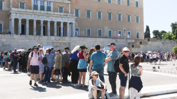 Χιλιάδες τουρίστες στο Σύνταγμα για την αλλαγή φρουράς στον Άγνωστο Στρατιώτη (photos)